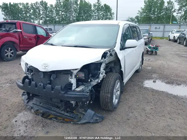 5TDKZ3DC0HS861675 2017 TOYOTA SIENNA - Image 2