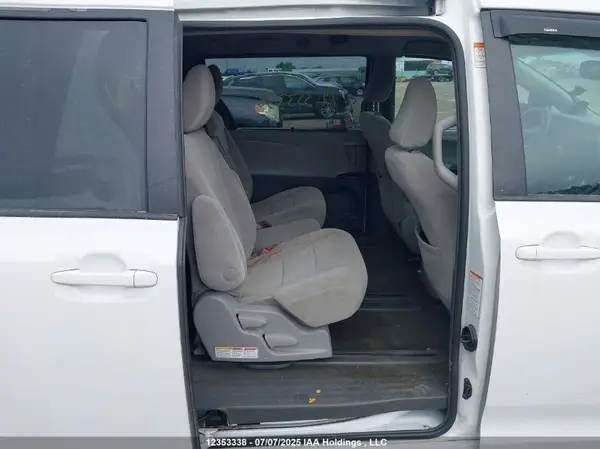 5TDKZ3DC0HS861675 2017 TOYOTA SIENNA - Image 8