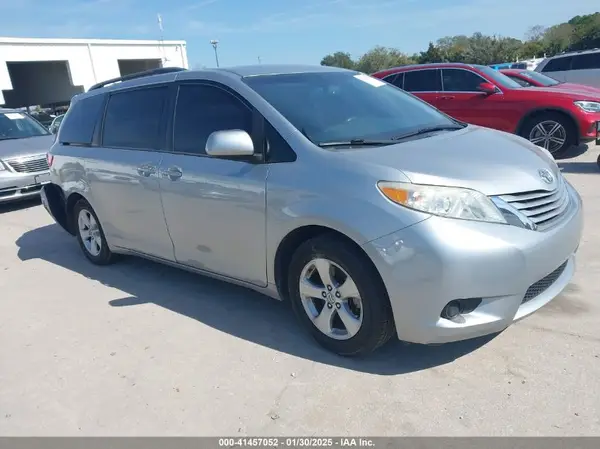 5TDKZ3DC0HS862423 2017 TOYOTA SIENNA - Image 1