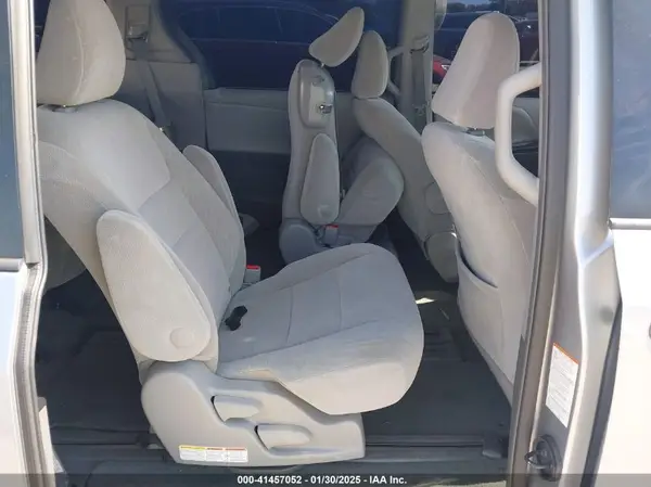 5TDKZ3DC0HS862423 2017 TOYOTA SIENNA - Image 8