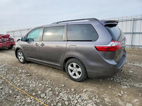 5TDKZ3DC0HS862471 2017 TOYOTA SIENNA - Image 2