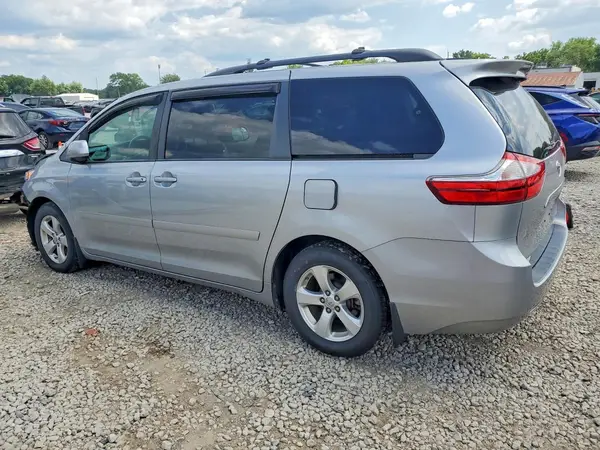 5TDKZ3DC0HS863653 2017 TOYOTA SIENNA - Image 2