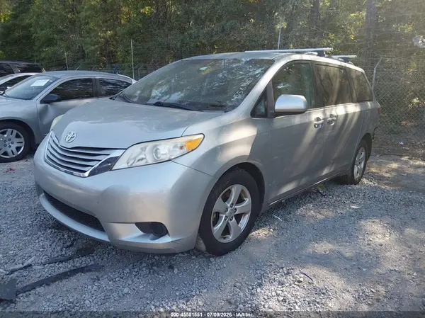 5TDKZ3DC0HS864589 2017 TOYOTA SIENNA - Image 2