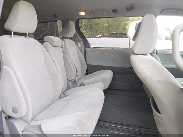 5TDKZ3DC0HS864589 2017 TOYOTA SIENNA - Image 8