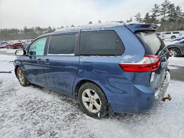 5TDKZ3DC0HS864625 2017 TOYOTA SIENNA - Image 2