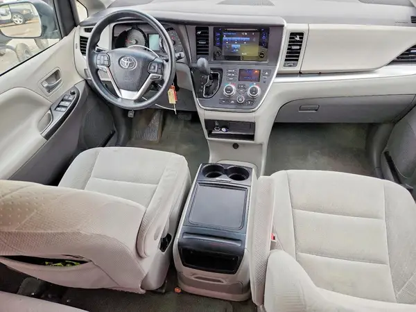 5TDKZ3DC0HS868707 2017 TOYOTA SIENNA - Image 8