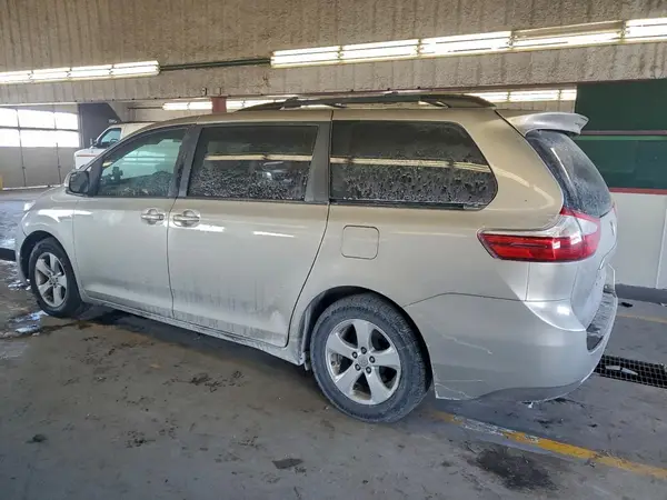 5TDKZ3DC0HS871848 2017 TOYOTA SIENNA - Image 2