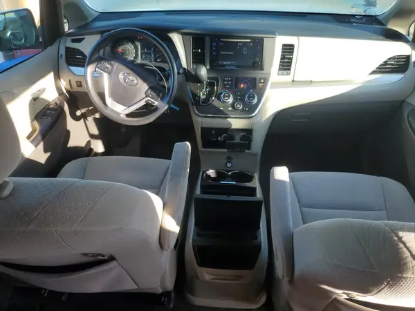 5TDKZ3DC0HS876273 2017 TOYOTA SIENNA - Image 8