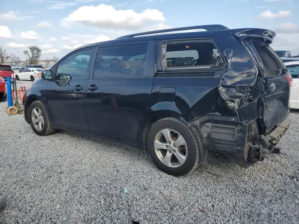 5TDKZ3DC0HS880856 2017 TOYOTA SIENNA - Image 2