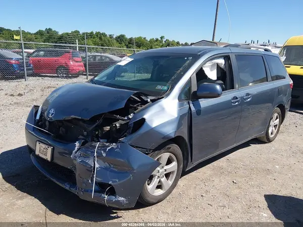 5TDKZ3DC0HS882123 2017 TOYOTA SIENNA - Image 2