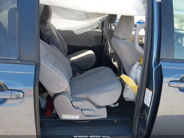 5TDKZ3DC0HS882123 2017 TOYOTA SIENNA - Image 8