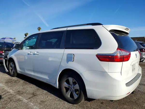 5TDKZ3DC0HS884518 2017 TOYOTA SIENNA - Image 2