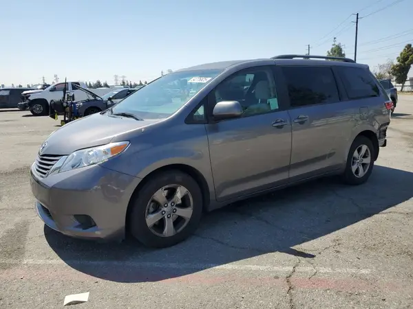 5TDKZ3DC0HS884552 2017 TOYOTA SIENNA - Image 1