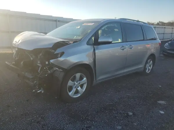 5TDKZ3DC0HS884700 2017 TOYOTA SIENNA - Image 1
