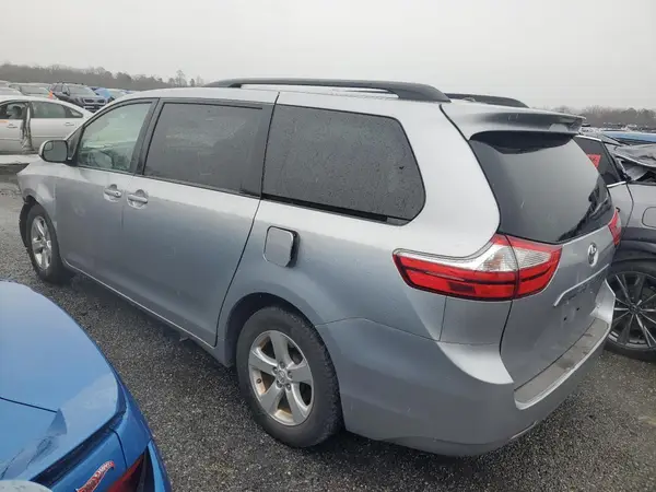 5TDKZ3DC0HS884700 2017 TOYOTA SIENNA - Image 2