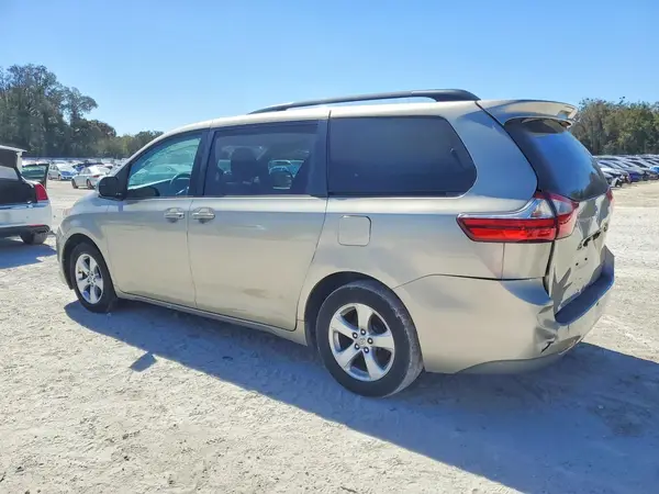 5TDKZ3DC0HS885152 2017 TOYOTA SIENNA - Image 2