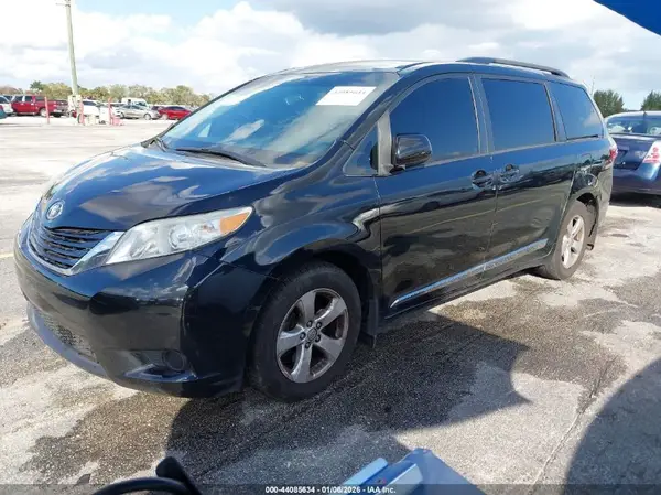 5TDKZ3DC0HS886169 2017 TOYOTA SIENNA - Image 2