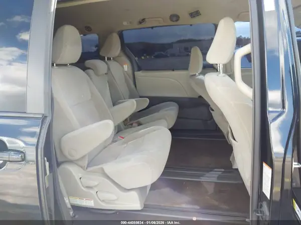 5TDKZ3DC0HS886169 2017 TOYOTA SIENNA - Image 8