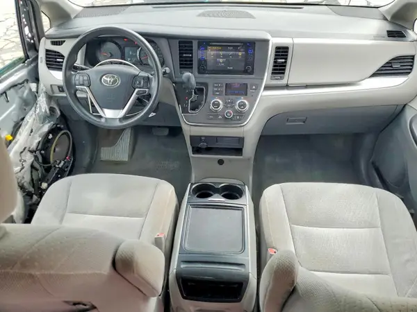 5TDKZ3DC0HS890335 2017 TOYOTA SIENNA - Image 8