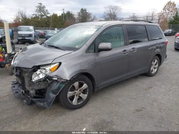 5TDKZ3DC0HS890531 2017 TOYOTA SIENNA - Image 2