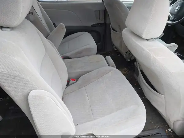 5TDKZ3DC0HS890531 2017 TOYOTA SIENNA - Image 8