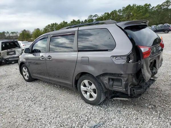 5TDKZ3DC0HS893509 2017 TOYOTA SIENNA - Image 2