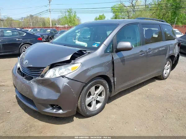 5TDKZ3DC0HS895180 2017 TOYOTA SIENNA - Image 2