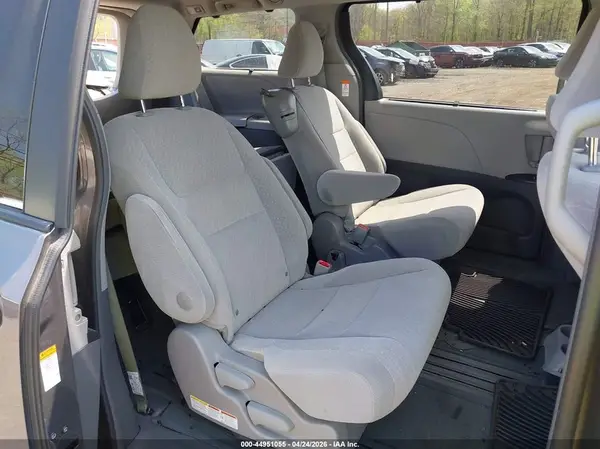 5TDKZ3DC0HS895180 2017 TOYOTA SIENNA - Image 8