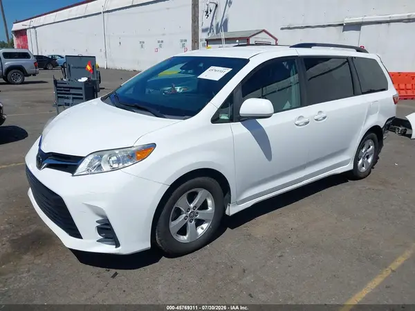 5TDKZ3DC0JS902764 2018 TOYOTA SIENNA - Image 2