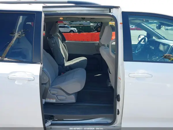5TDKZ3DC0JS902764 2018 TOYOTA SIENNA - Image 8