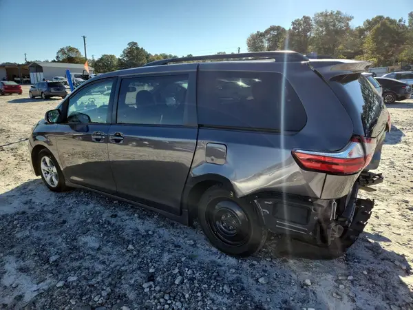 5TDKZ3DC0JS905518 2018 TOYOTA SIENNA - Image 2