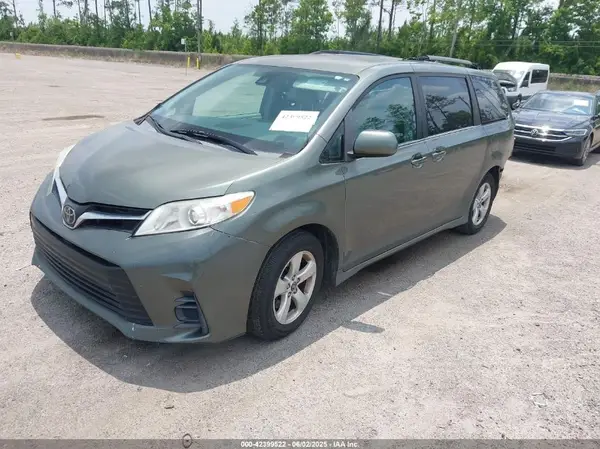 5TDKZ3DC0JS906393 2018 TOYOTA SIENNA - Image 2