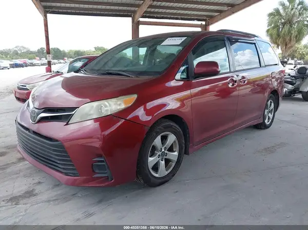 5TDKZ3DC0JS906717 2018 TOYOTA SIENNA - Image 2