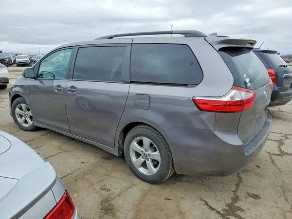 5TDKZ3DC0JS906765 2018 TOYOTA SIENNA - Image 2