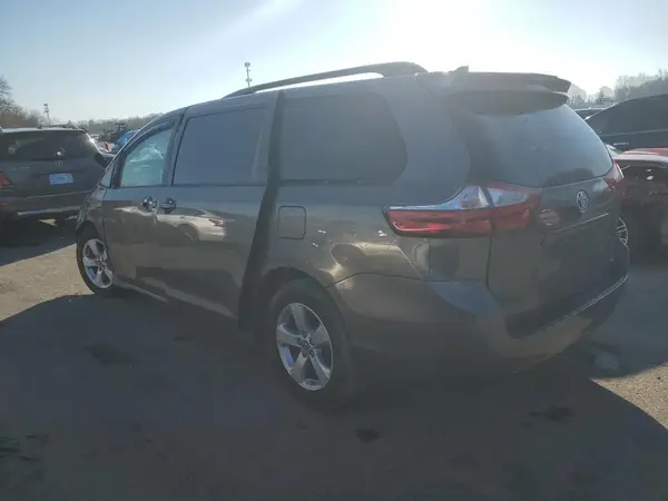 5TDKZ3DC0JS908709 2018 TOYOTA SIENNA - Image 2