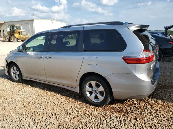 5TDKZ3DC0JS914977 2018 TOYOTA SIENNA - Image 2