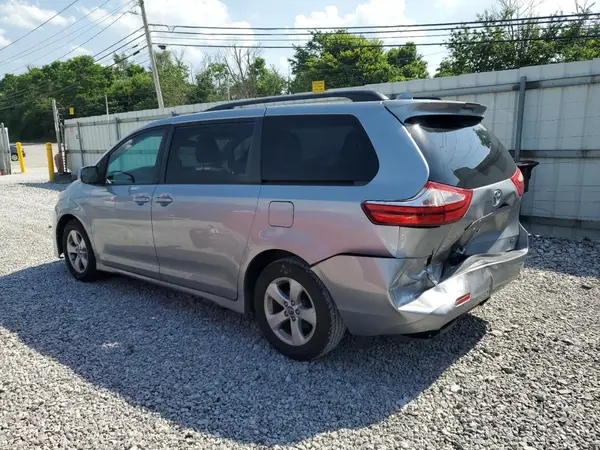 5TDKZ3DC0JS918558 2018 TOYOTA SIENNA - Image 2