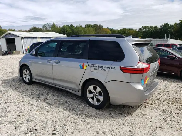 5TDKZ3DC0JS921489 2018 TOYOTA SIENNA - Image 2