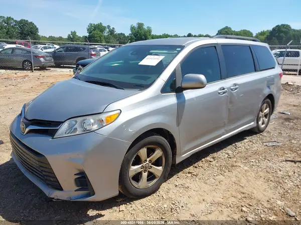 5TDKZ3DC0JS922139 2018 TOYOTA SIENNA - Image 2