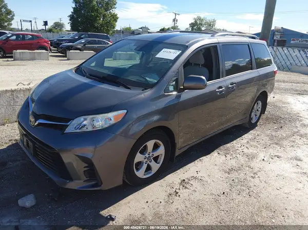 5TDKZ3DC0JS922805 2018 TOYOTA SIENNA - Image 2