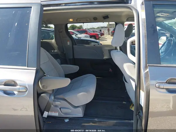 5TDKZ3DC0JS922805 2018 TOYOTA SIENNA - Image 8