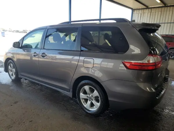5TDKZ3DC0JS927096 2018 TOYOTA SIENNA - Image 2