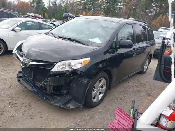 5TDKZ3DC0JS927664 2018 TOYOTA SIENNA - Image 2