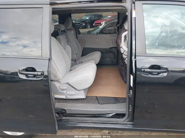 5TDKZ3DC0JS927664 2018 TOYOTA SIENNA - Image 8