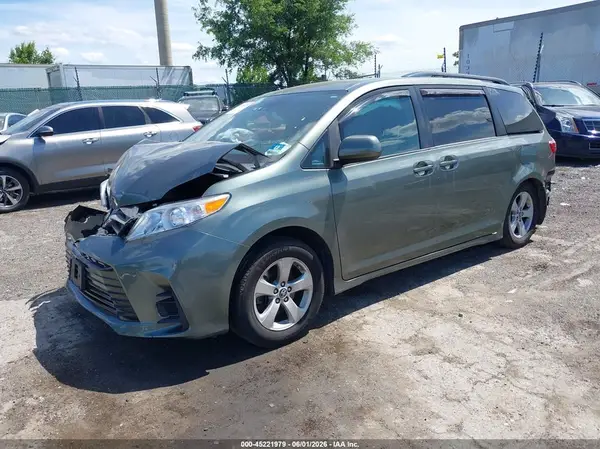 5TDKZ3DC0JS930046 2018 TOYOTA SIENNA - Image 2