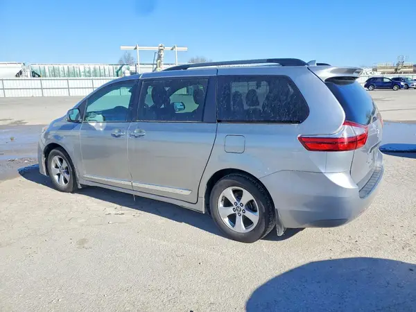 5TDKZ3DC0JS933206 2018 TOYOTA SIENNA - Image 2