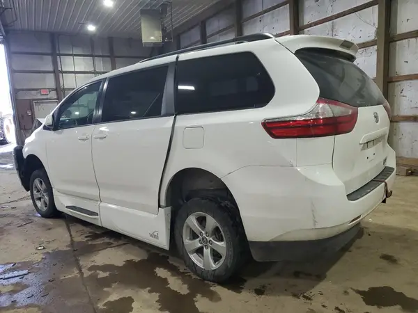 5TDKZ3DC0JS934257 2018 TOYOTA SIENNA - Image 2