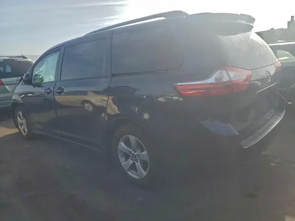 5TDKZ3DC0JS937465 2018 TOYOTA SIENNA - Image 2