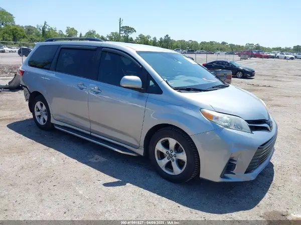 5TDKZ3DC0JS940186 2018 TOYOTA SIENNA - Image 1
