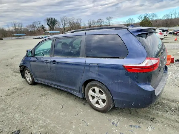 5TDKZ3DC0JS945758 2018 TOYOTA SIENNA - Image 2